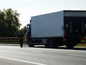 Policjant podchodzący do zatrzymanego pojazdu