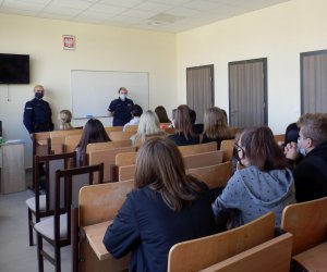 Policjantki w trakcie spotkania z młodzieżą szkolną