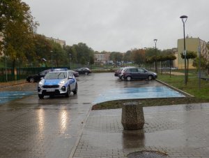 Policjanci w trakcie patrolowania miejsc grupowania się młodzieży