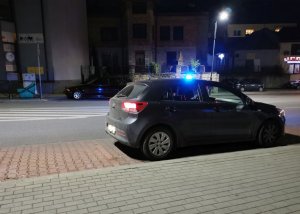 Policjanci wykonujący czynności na miejscu zdarzenia