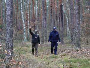 Policjant i strażnik leśny podczas patrolu