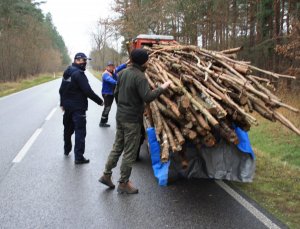 Policjant i strażnik leśny podczas patrolu