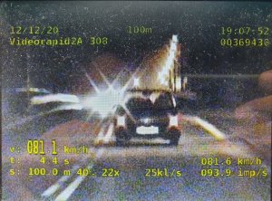 Kadr z policyjnego videorejestratora z wynikiem pomiaru prędkości poloneza kierowanego przez mieszkankę gminy Busko – Zdrój.