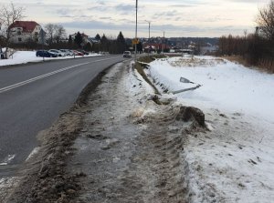 Uszkodzona latarnia oświetlenia ulicznego