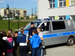 Uczniowie szkoły w trakcie spotkania z policjantami