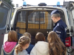 Uczniowie szkoły w trakcie spotkania z policjantami