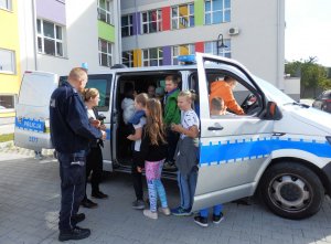 Uczniowie szkoły w trakcie spotkania z policjantami