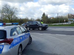 Policjanci pilnujący bezpieczeństwa na drodze