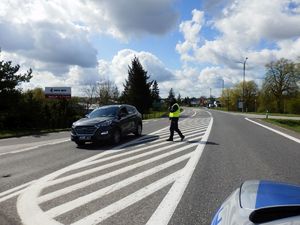 Policjanci pilnujący bezpieczeństwa na drodze