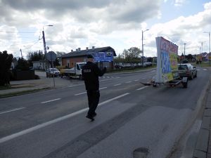 Policjanci pilnujący bezpieczeństwa na drodze