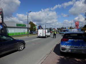 Policjanci pilnujący bezpieczeństwa na drodze