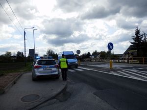 Policjanci pilnujący bezpieczeństwa na drodze