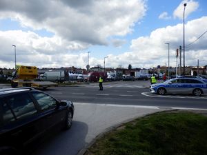 Policjanci pilnujący bezpieczeństwa na drodze