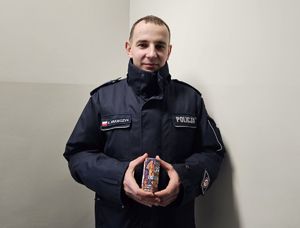 Policjant szkolący wolontariuszy