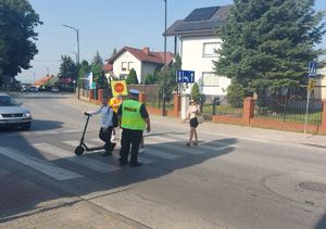 Policjant pełniący służbę w obrębie przejścia dla pieszych