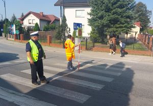 Policjant pełniący służbę w obrębie przejścia dla pieszych