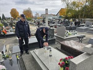 Policjanci oddający hołd poległym kolegom