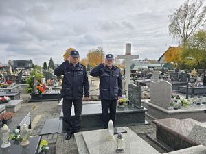 Policjanci oddający hołd poległym kolegom