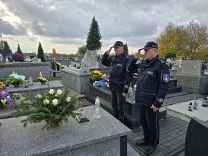 Policjanci oddający hołd poległym kolegom