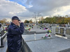 Policjanci oddający hołd poległym kolegom