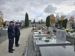 Policjanci oddający hołd poległym kolegom