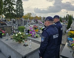 Policjanci oddający hołd poległym kolegom