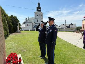 Policjanci oddający hołd poległym i zmarłym kolegom