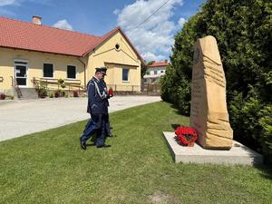 Policjanci oddający hołd poległym i zmarłym kolegom