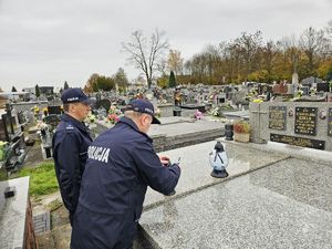 Policjanci oddający hołd poległym kolegom