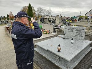 Policjanci oddający hołd poległym kolegom
