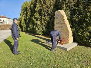 Policjanci oddający hołd poległym kolegom