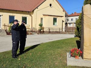 Policjanci oddający hołd poległym kolegom