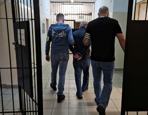 Zatrzymany mężczyzna podejrzewany o odbiór pieniędzy dla oszustów