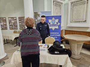 Policjanci promujący bezpieczeństwo na Forum Zdrowia