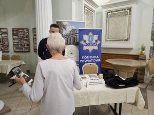 Policjanci promujący bezpieczeństwo na Forum Zdrowia