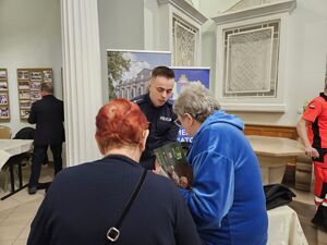 Policjanci promujący bezpieczeństwo na Forum Zdrowia