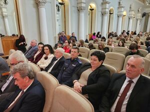 Policjanci promujący bezpieczeństwo na Forum Zdrowia