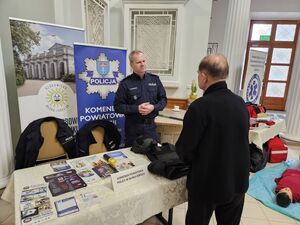 Policjanci promujący bezpieczeństwo na Forum Zdrowia