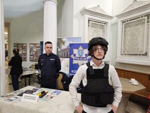 Policjanci promujący bezpieczeństwo na Forum Zdrowia