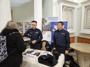 Policjanci promujący bezpieczeństwo na Forum Zdrowia