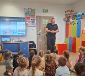 Policjant podczas spotkana z przedszkolakami