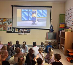 Policjant podczas spotkana z przedszkolakami