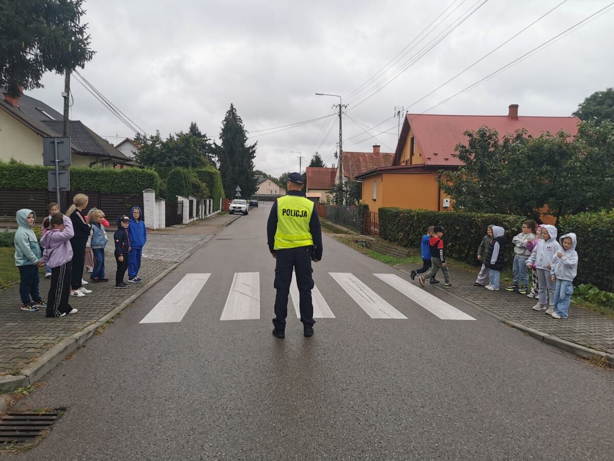 Policja w Busku‑Zdroju prowadzi akcję „Bezpieczna droga do szkoły”