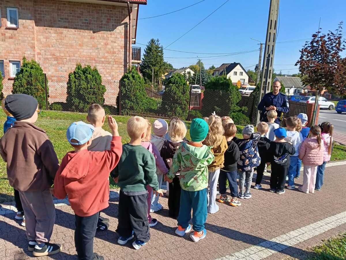 Policjant z Stopnicy odwiedził przedszkole w Tuczępach w ramach akcji