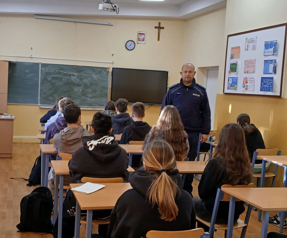 Spotkanie dzielnicowego z uczniami szkoły w Zborowie