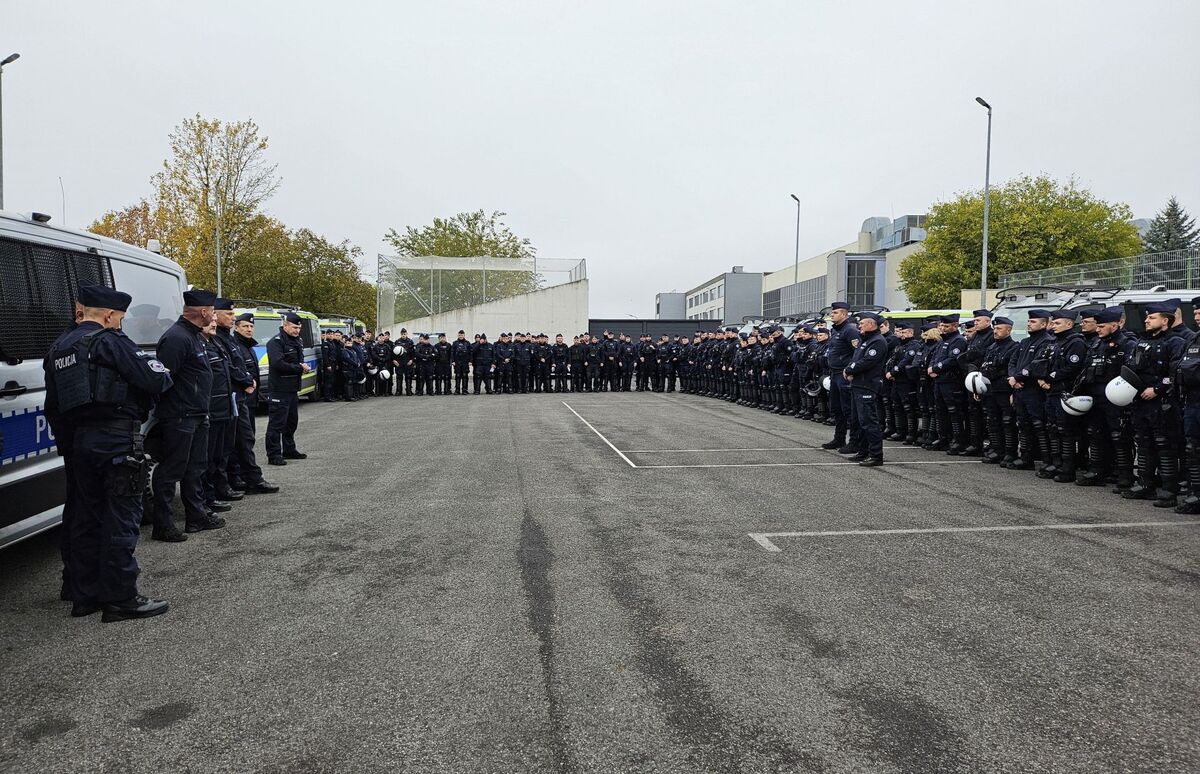 Ćwiczenia policjantów na stadionie w Busku-Zdroju